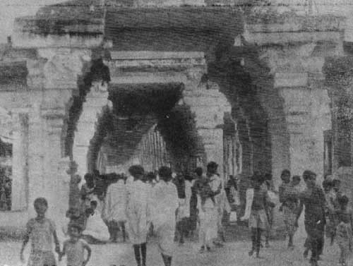 Passageway from Tiruchendur town in the 1940's