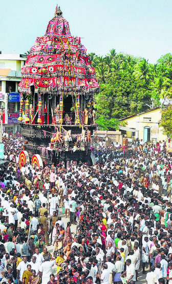 Thousands of devotees pulling the temple car on the 10th day of Masi festival