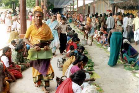 Annadanam Sabha members help Ammaiyar